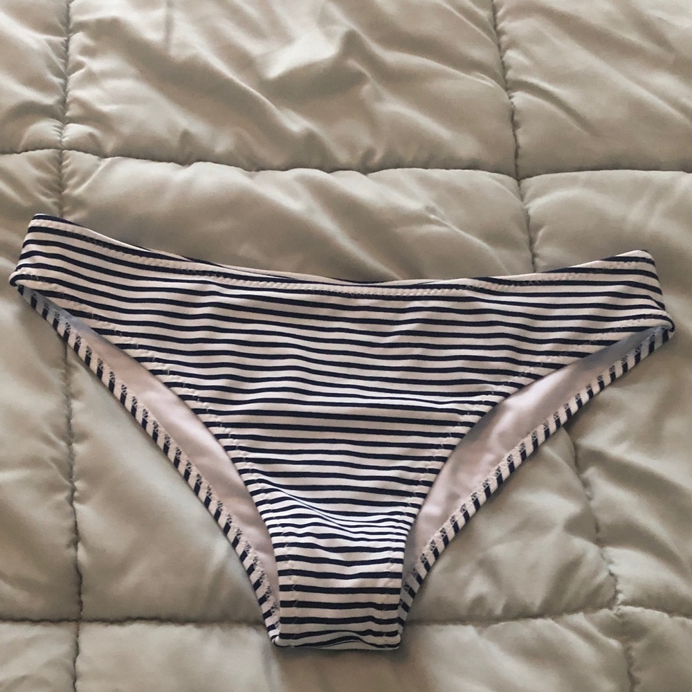 Cupshe Size Medium Navy Stripe Bikini Bottoms